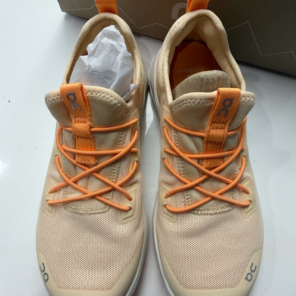 Kids Size 1 OnCloud Cloudleap Tennis Shoes in Tangerine/Blonde, Comes with Box